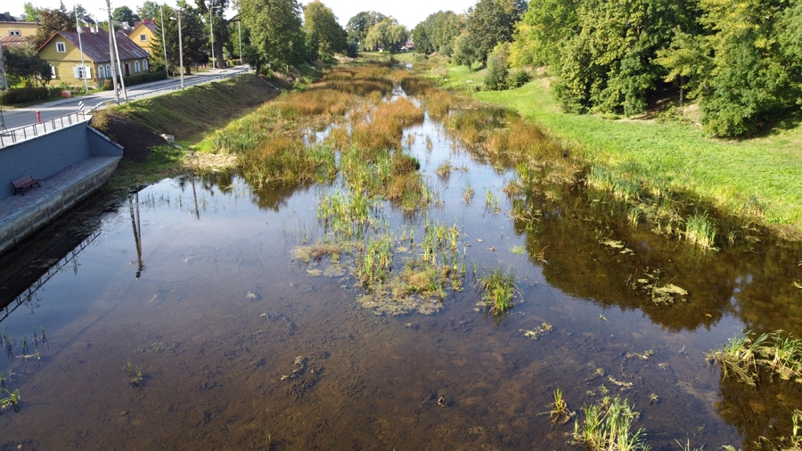 Pasvales svētkos septembra trešajā nedēļas nogalē atklāts labiekārtots skvērs pie Lēvenes upes. Krastā izbūvēta neliela promenāde ar soliņiem, vērstiem pret ūdenstilpni. Tikai vietējos iedzīvotājus sarūgtina upes izskats, jo aizaugums ir pārņēmis ūdens spoguli un rekreācijai tā nav izmantojama.
Autors: Kaspars Kalējs