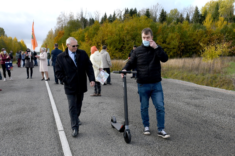Ivo Kamalim (no labās) elektrisko skrejriteni pasniedza Rundāles novada domes priekšsēdētājs Aivars Okmanis.
Autors: Ivars Bogdanovs