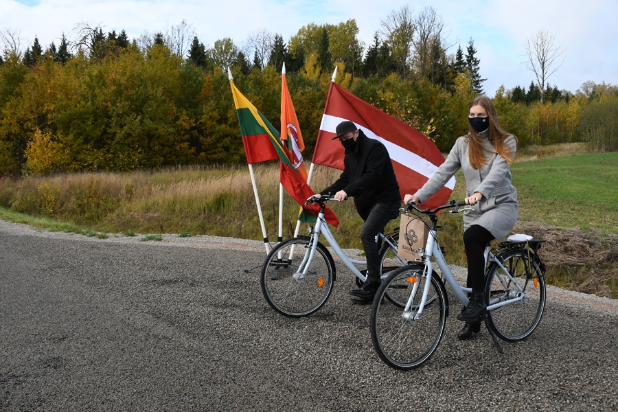 Galvenās balvas – velosipēda – ieguvēji Latvijā Alise Broka-Kutra un Madars Vekmanis.
Autors: Ivars Bogdanovs