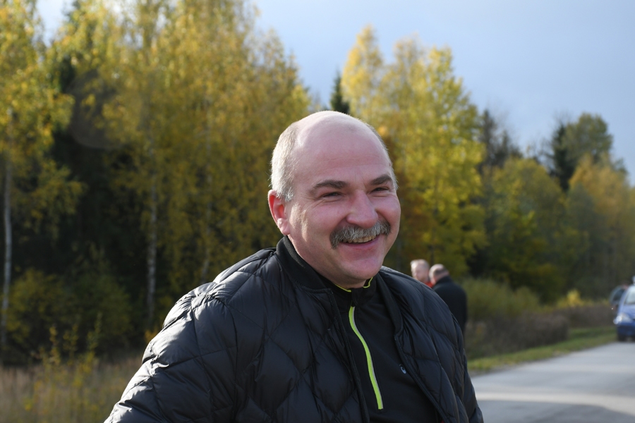 Svajuns Bītauts tūrisma akcijā abās valstīs iekļautos objektus apskatīt devās ar velosipēdu.
Autors: Ivars Bogdanovs