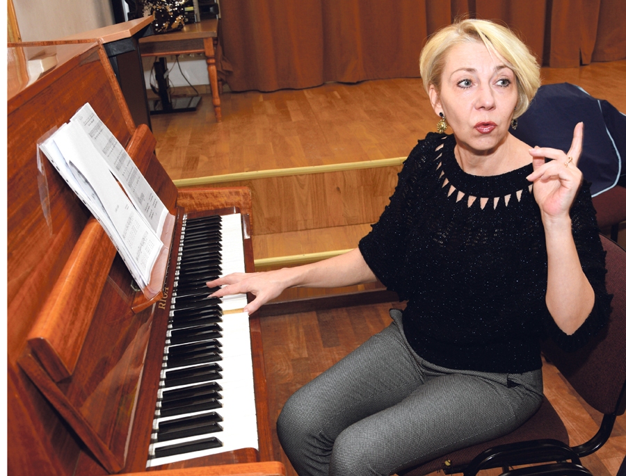 Ilze Bērziņa: «Bērni, kuri iesaistījušies korī, ir emocionāli attīstītāki par tiem, kuri tikai «sēž telefonos». Darbs mēģinājumos un uzstāšanās kultūra veicina jaunās paaudzes garīgo izaugsmi.»
Autors: no «Bauskas Dzīves» arhīva.