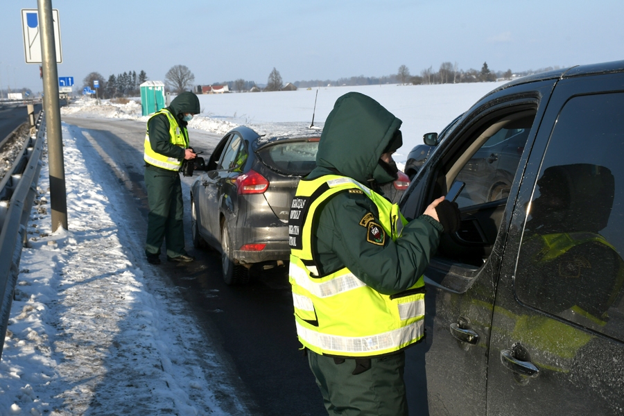 Robežsargi Grenctālē rūpīgi pārbauda, vai braucēji apstādinātajos automobiļos ir aizpildījuši «covidpass» un veikuši testu.
Autors: Ivars Bogdanovs