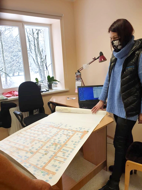 Marta Rone, SIA «Cemety» pārstāve, Svitenē tikās ar Sarkaņu, Rimdžūnu, Vidukļu un Bērsteles baznīcas kapu pārzini Silvu Mežkaucku un izskatīja Bērsteles baznīcas kapsētas plānu, kā arī veica citus darbus.
Autors: no projekta arhīva.