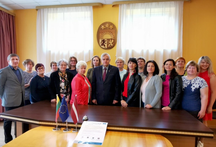 Neretas novada pašvaldībā pagājušajā rudenī, 15. septembrī, notika Latvijas-Lietuvas programmas projekta «Kapsētu administratīvo pakalpojumu efektivitātes un pieejamības uzlabošana Latvijas un Lietuvas pārrobežu reģionos» («Digitālā kapsēta», LLI-437) menedžmenta un vadības grupas Neretas, Rundāles, Iecavas un Biržu (Lietuva) pārstāvju tikšanās.
Autors: no neretasnovads.lv.