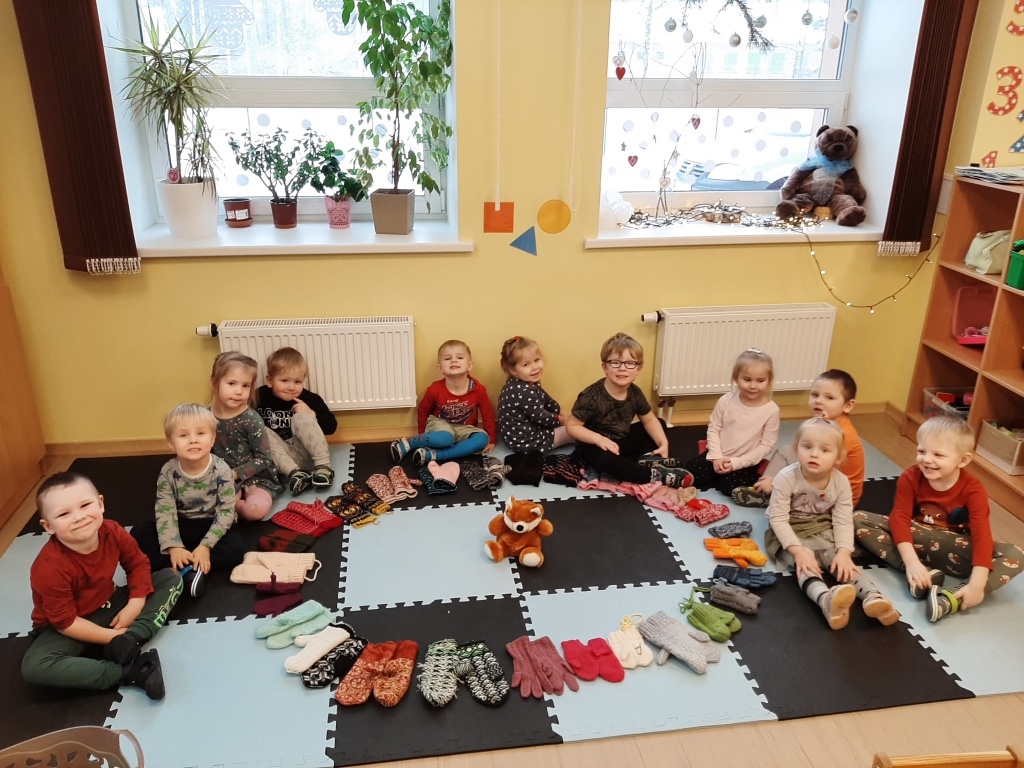 Grupas «Lapsiņas» audzēkņi ar interesi pētīja cimdu rakstus.
Autors: BAIBA GERDIŅA