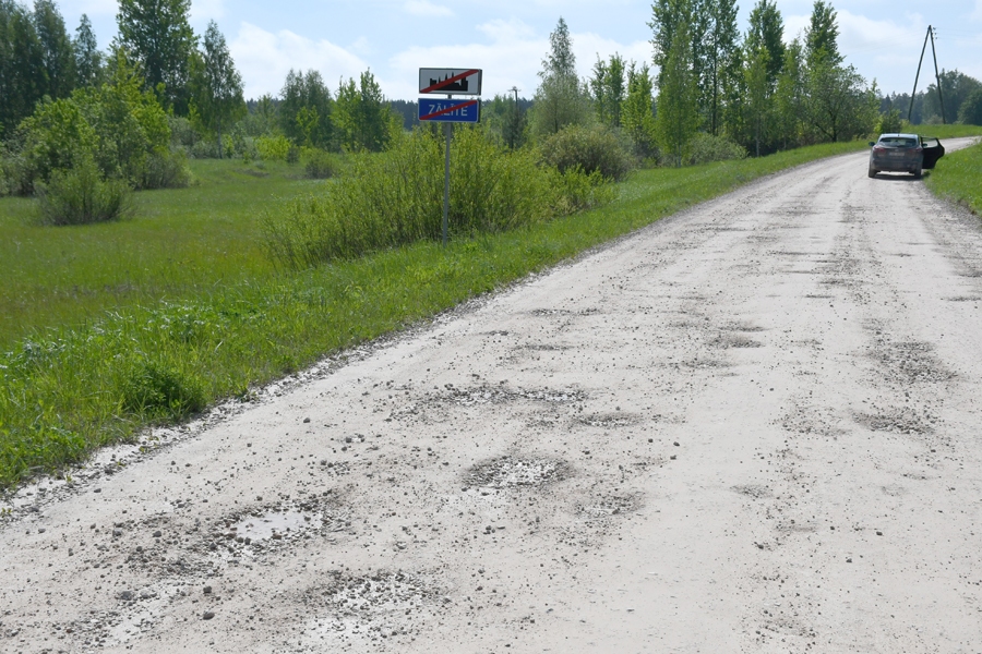 Plānots, ka bedrainais ceļš, kas savieno Zālītes ciema centru ar Jelgavas ceļu P93, tiks remontēts un asfaltēts.
Autors: Ivars Bogdanovs