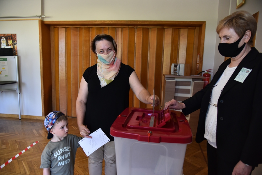 Daina Kadiševska uz iecirkni atnākusi kopā ar mazdēlu Markusu.
Autors: Uldis Varnevičs