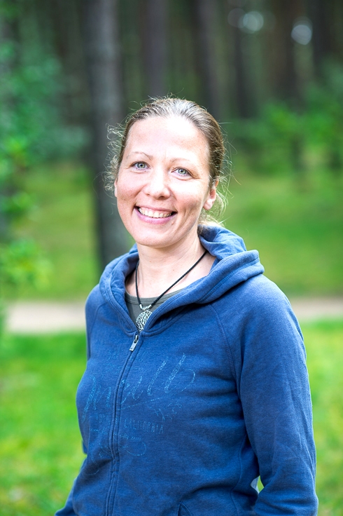 Latvijas Dabas fonda padomes locekle Inga Račinska visvairāk satraucas par to, kas Latvijā notiek ar dabiskajām pļavām, –
tās izzūd, jo vai nu aizaug ar krūmiem un kokiem (mežu), vai arī lauksaimnieki tās uzar un pārvērš par aramzemi.
Autors: LATVIJAS DABAS FONDS