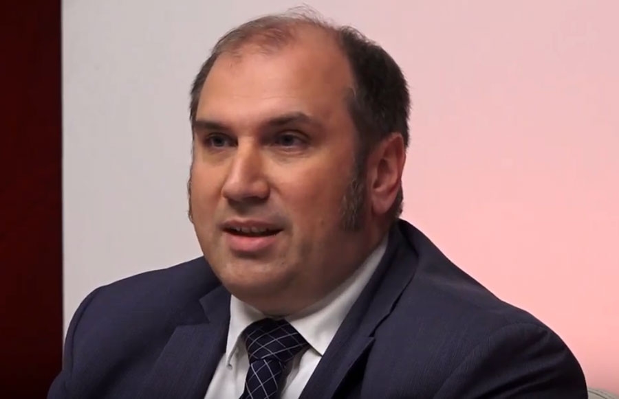 Madars Lasmanis, VARAM ministra padomnieks pašvaldību un reģionālās attīstības jautājumos, pauž viedokli, ka finansiālais ietaupījums novados ir spēcīgu politiķu darbības rezultāts, kam gan statistiska pamatojuma pagaidām nav.
Autors: no «Re TV» diskusijas raidījuma.