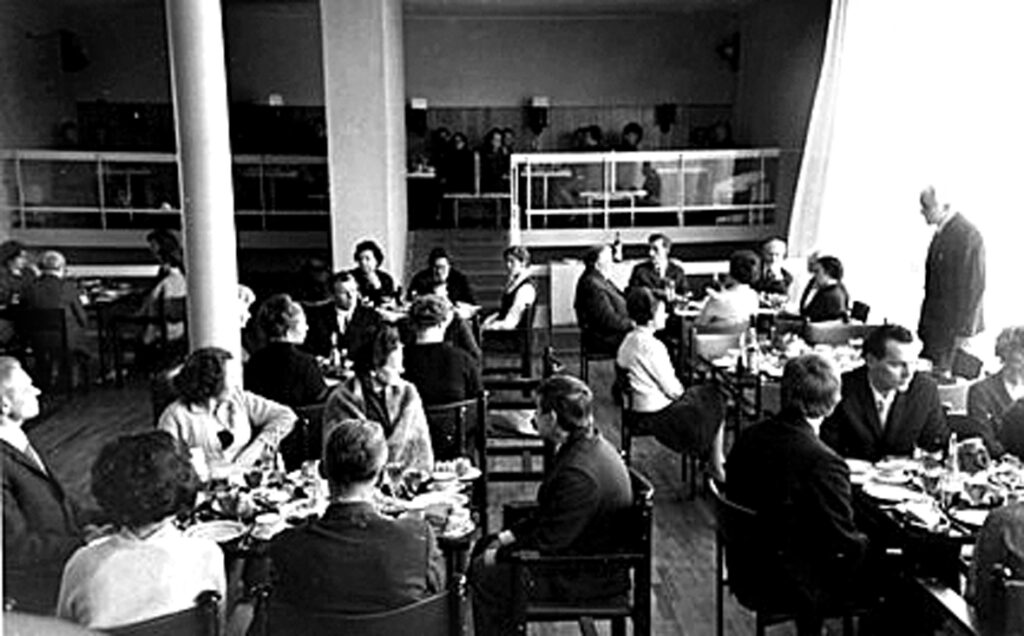 Kafejnīcas «Mūsa» iekšskats un apmeklētāji.  
Autors: Foto no Bauskas muzeja krājuma.
