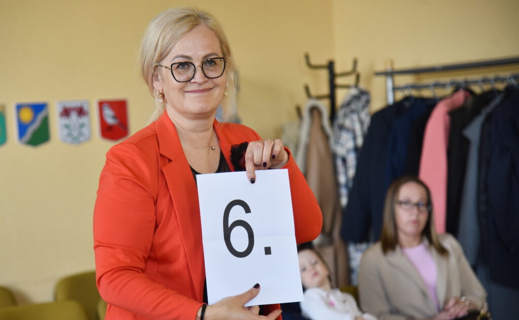 Partijas "Latvija pirmajā vietā" aploksni izvilka Bauskas novada Vēlēšanu komisijas sekretāres vietas izpildītāja Inguna Paegle.
Autors: Uldis Varnevičs