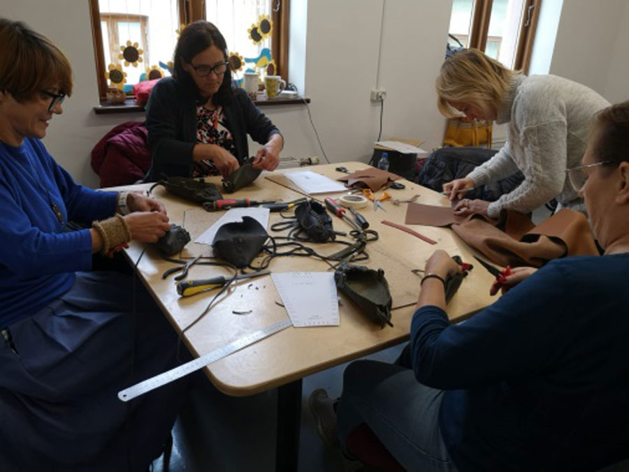 Projektā tika aizvadītas arī dažādas meistarklases un lekcijas. Attēlā – pastalu darināšana.
Autors: Foto no TLMS «Bauska» arhīva.