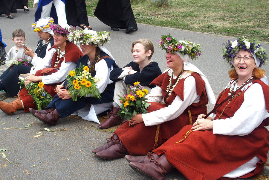 Folkloras kopa «Laukam pāri» taupa spēkus lielajam gājienam.
Autors: Foto – Ingrīda Punka