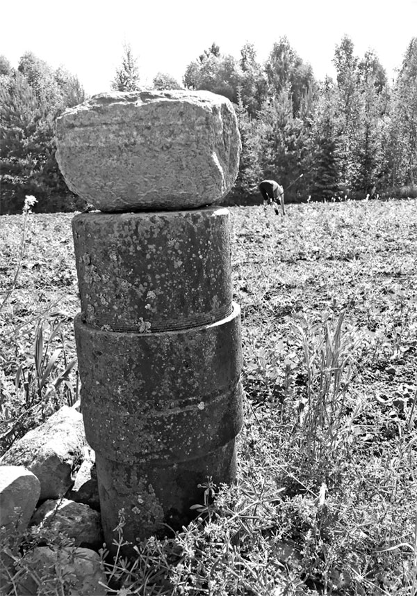 60.–80. GADOS dažādas ģeoloģiskās izpētes organizācijas Latvijas teritorijā veica ap divsimt dziļurbumu (to precīzs skaits nav zināms). Dziļākais urbums Latvijā ir apmēram divi kilometri. Tas veikts Dienvidkurzemē pie Nidas ciema. Urbumā tika konstatēti ģeotermālie ūdeņi ar temperatūru 65 grādi. Pie dziļurbuma dzimtajā Penkules pusē Astrīds Freimanis stāsta, ka savulaik kopsaimniecībai «Penkule» bija plāns siltumnīcas apkurināt ar ģeotermālo siltumu. Taču tautas atmoda notika tik strauji, ka kopsaimniecība izjuka un nepaspēja to īstenot.
Autors: Foto no A. Freimaņa personiskā arhīva.