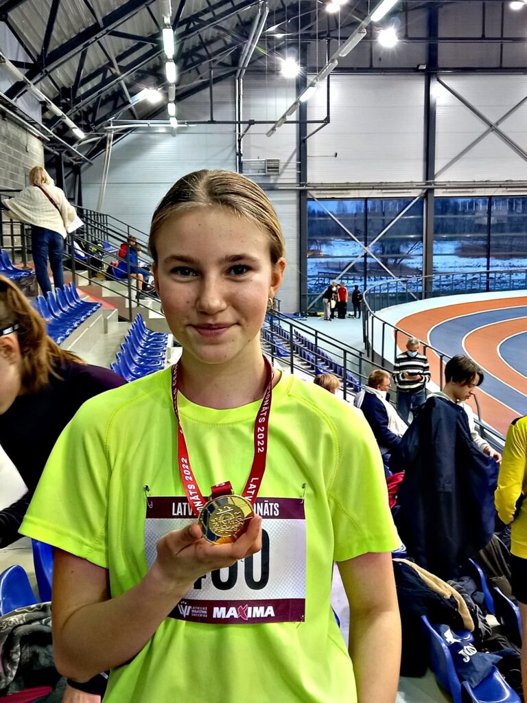 Aleksandra Rozmarija Zandberga Latvijas U14 vieglatlētikas čempionātā izcīnīja pirmo vietu augstlēkšanā.
Autors: Foto: no Vecumnieku sporta skolas albuma.