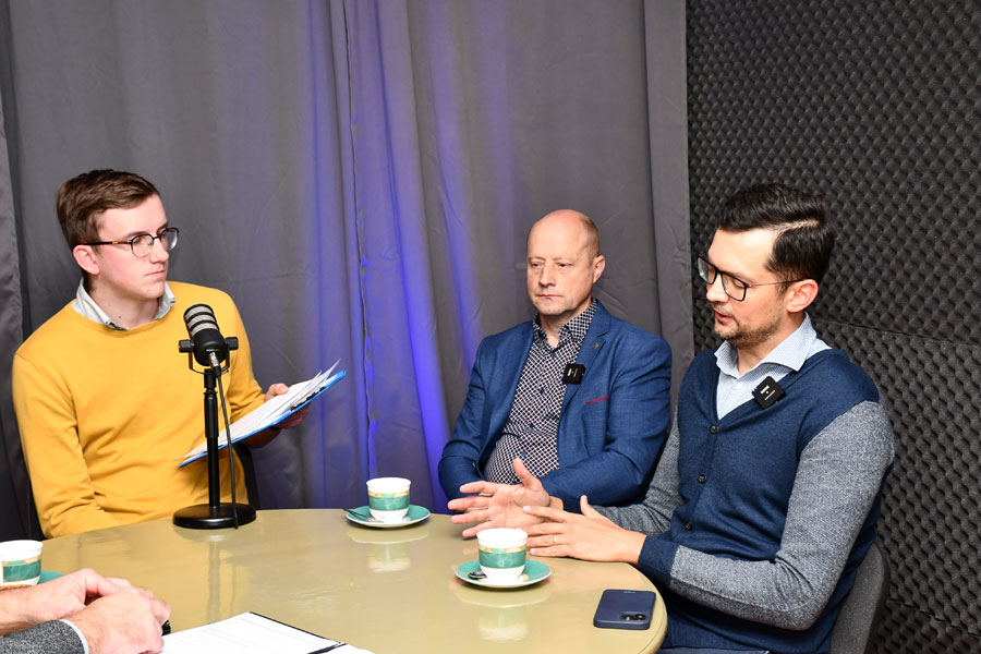 Jānis Aizbalts (no labās): «Ja gribu izpildīt šos mērķus, tad mājās kompostēju, eju uz poligonu, nododu baterijas, tekstilu un riepas tam paredzētajās vietās un jau esmu izdarījis vairāk, nekā plānā prasa.»
Autors: Foto – Ivars Bogdanovs