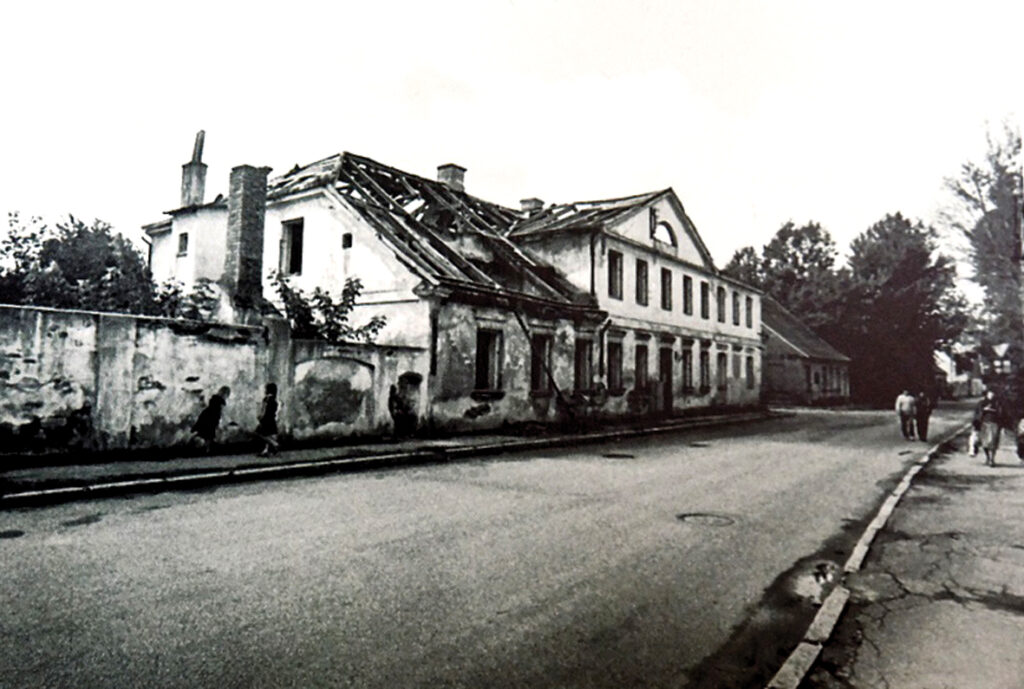 Vēl viens precedents vēsturiskas ēkas nojaukšanai Bauskā – ēkas Rīgas ielā 42 nojaukšana 1993. gadā.
Autors: Leonīda Trofimčuka foto Bauskas pils muzeja krājumā.