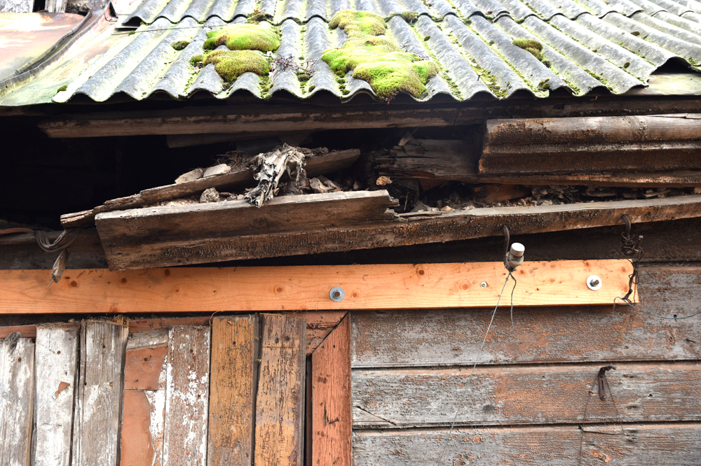 Ēkas rietumu spārna rietumu fasādes augšdaļa ar daļēji nogāzušos dzegu.
Autors: Foto – D. Bruģis