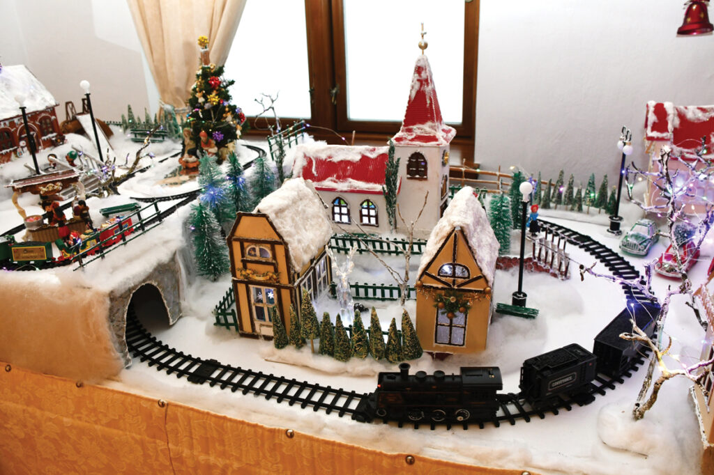 Idillisko ziemas pilsētiņu, caur kuru nerimstoši traucas vilcieniņš, uzbūrusi māksliniece Tamāra Čudnovska.  
Autors: Foto – Ivars Bogdanovs