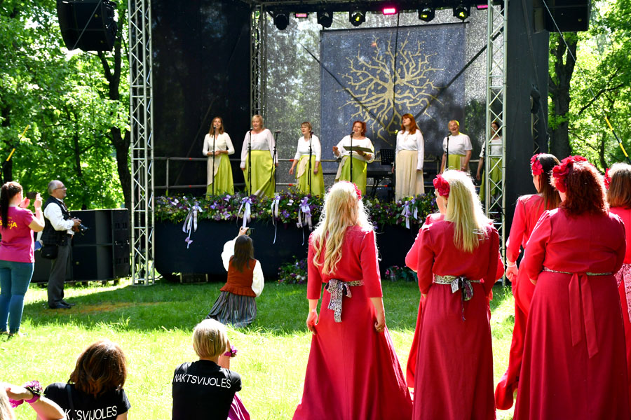 Uz mazās skatuves uzstājas Misas vokālais ansamblis «Vēja meitenes».
Autors: Ivars Bogdanovs