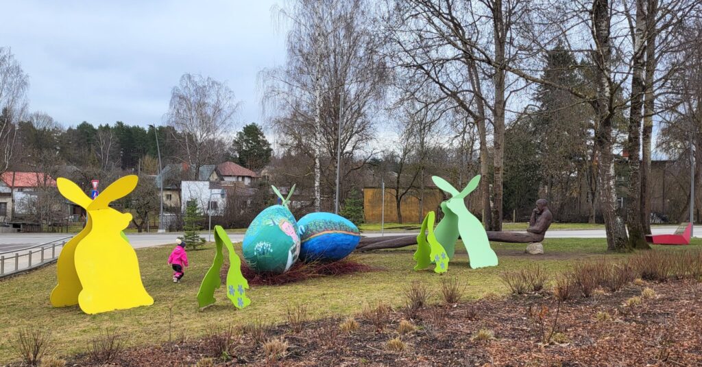 Gatavojoties svētkiem, Ogres novada pilsētās un pagastos iedzīvotājus un viesus iepriecina Lieldienu rotājumi – krāsainas olas, zaķi, putni un citi svētku dekorējumi.
🐣 Ogrē arī šogad atrodamas un apskatāmas apgleznotas olas ar mākslinieka, latviešu glezniecības klasiķa Vilhelma Purvīša zināmāko gleznu motīviem. 16 pieturvietās Ogrē apskatāmi bērnu radīti darbu fragmenti, kas tapuši konkursa “Purvīša acīm” ietvaros.
🐣 Ikšķiles spriganie un košie zaķi jau ir sanesuši olas, radot svētku noskaņu. Tās izvietotas pie pagasta pārvaldes ēkas, Centra laukumā, pludmalē un aizripinājuši līdz pat Tīnūžiem. Olu zīmējumos attēloti Lieldienu motīvi un Ikšķiles apbūve, kā arī Ikšķiles vērtības - kristīgās vērtības, Ikšķiles novada jostas zīmējumi, Daugavas ainavas, Svētā Meinarda sala.
🐣 Lieldienu laikā arī Ķegumā sastopami svētki zaķi un olas. Tie izvietoti pie Ķeguma dzelzceļa stacijas, Ogres ielā pie degvielas uzpildes stacijas, Skolas ielā pie Ķeguma bibliotēkas un mākslinieciskas olas ar Daugavas un saules simboliem Ķeguma parkā, kur Lieldienu laikā ir iespēja arī izšūpoties. Lieldienu zaķus Ķegumā var sastapt arī Staru ielas māju pagalmā un pie Ķeguma pilsētas pārvaldes ēkas.
🐣 Lielvārdē – pilsētas centrā, Rembates parkā, Lāčplēsī, Avotu un Lauktehnikas rajonā, - izvietoti zaķi, putni un mākslinieciski apgleznotas olas, kas akcentē Lielvārdes vērtības, un tās ir eposs “Lāčplēsis”, Edgara Kauliņa ābeļdārzs, Daugavas ainavas, Lielvārdes josta.
🗺 Visus rotājumus ērti apskatīt, izstaigājot īpašos Lieldienu maršrutus katrā no pilsētām. Kartes meklē Visit Ogre mājaslapā!
Autors: Publicitātes foto.